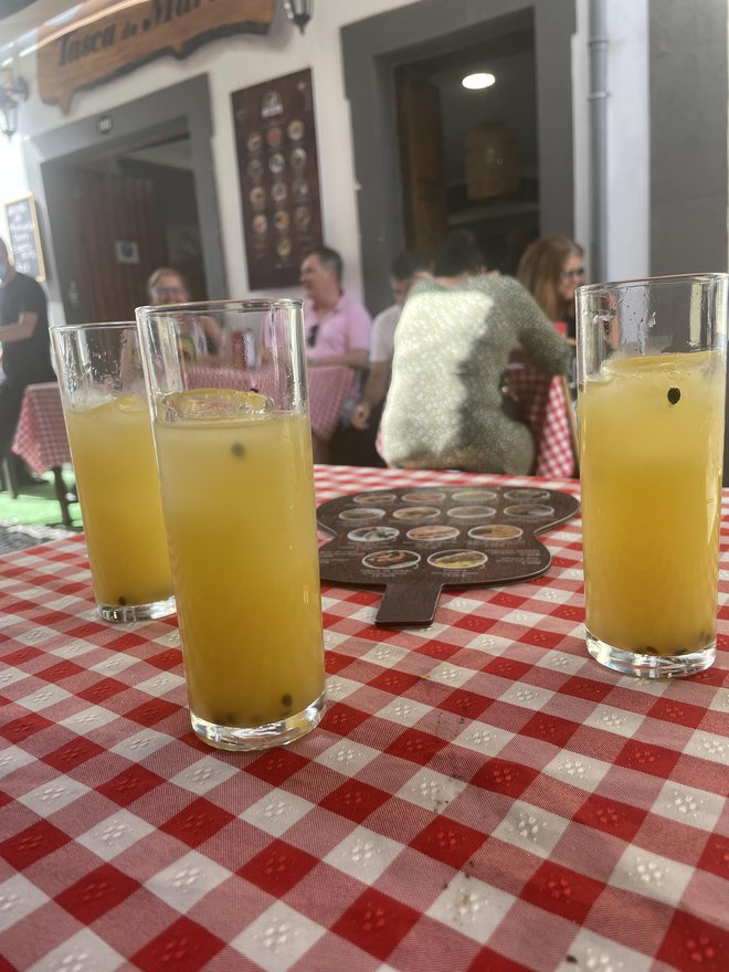 Tradicionalna pijača na Madeiri je poncha. Gre za odlično zadevo, pravi Tanja, saj je zelo pitna, osvežilna in hitro stopi v glavo!