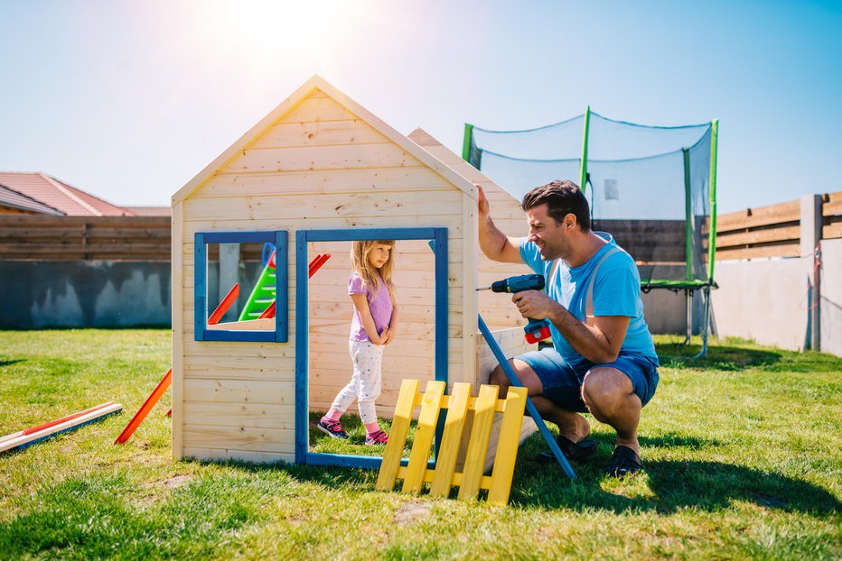 Fotografija: Spretnejši starši lahko otroku postavite hišico iz lesa. FOTO: Markonovkov, Getty Images, Istockphoto