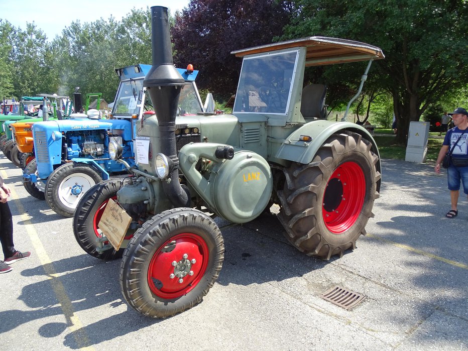 Fotografija: Lanz bulldog D 8506, traktor z žarilno glavo, je bil izdelan leta 1952. Motor ima kar 10338 cm3 prostornine, vrti pa se le s 540 vrt./min. Žarilno glavo je treba pred zagonom segreti (včasih na petrolej, danes na plinski gorilnik). Traktor tehta solidnih 3255 kg. Njegov ponosni lastnik je Franc Belšak, Traktorski veterani Stara Gora.