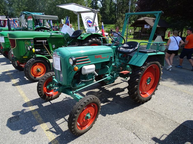 Stanko Avguštin iz Kluba starodobnik Slovenske gorice pa je pripeljal kramerja pionier S. Izdelan je bil leta 1959 in ima 9 kW. Ta model so izdelovali od 1959 do 1962. Naredili pa so 871 traktorjev. Vgrajene so imeli Deutzeve enovaljne motorje in menjalnik s petimi prestavami.