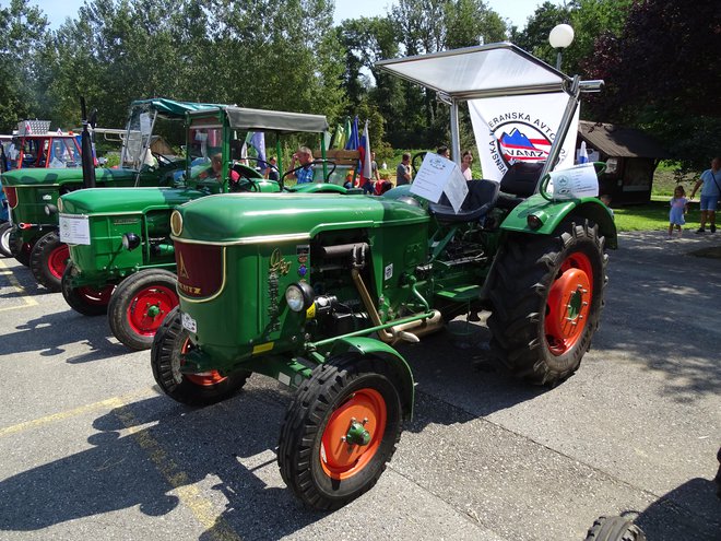 Deutz D 40 L iz leta 1967 ima 28 kW. Izdelan je bil leta 1967. Njegov lastnik pa je Drago Abraham, predsednik Društva ljubiteljev starodobne tehnike Oldteimer Abraham. Tudi on ima doma celo zbirko starodobnih traktorjev, sicer pa tudi že vrsto let zelo zagnano vodi društvo z Goričkega.