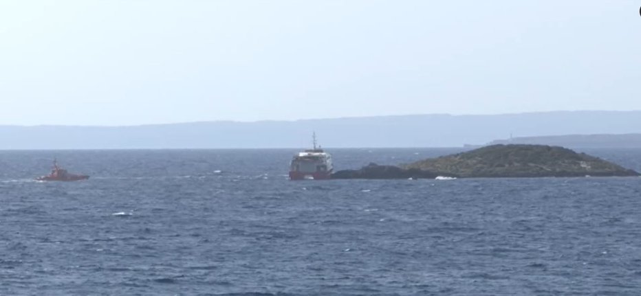 Fotografija: Trajekt je nasedel na otok. FOTO: RTVE, posnetek zaslona