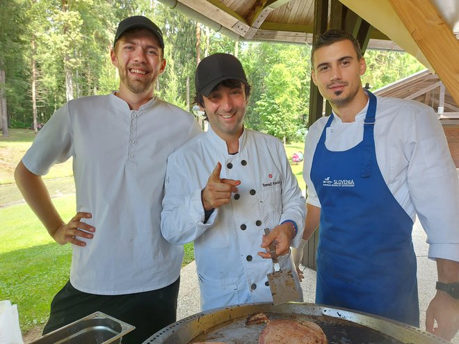 Chef Tomaž Kavčič (na sredini) z obetavnim kuharskim podmladkom, Gregorjem Jovanom (levo) in Antoniem Rusianom FOTOgrafije: Špela Ankele