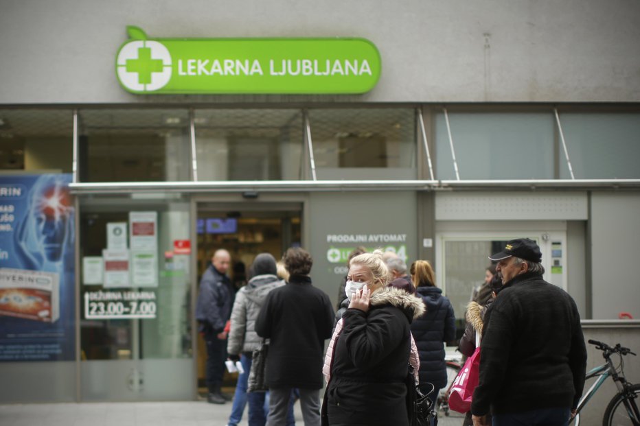 Fotografija: Vrsta ljudi pred lekarno pri ljubljanskem UKC. FOTO: Jure Eržen, Delo