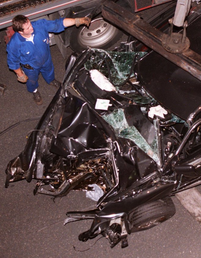 Voznik in Dodi sta bila v trenutku mrtva, Diana je umrla v bolnišnici, njen telesni stražar je nesrečo preživel. FOTO: Charles Platiau/Reuters