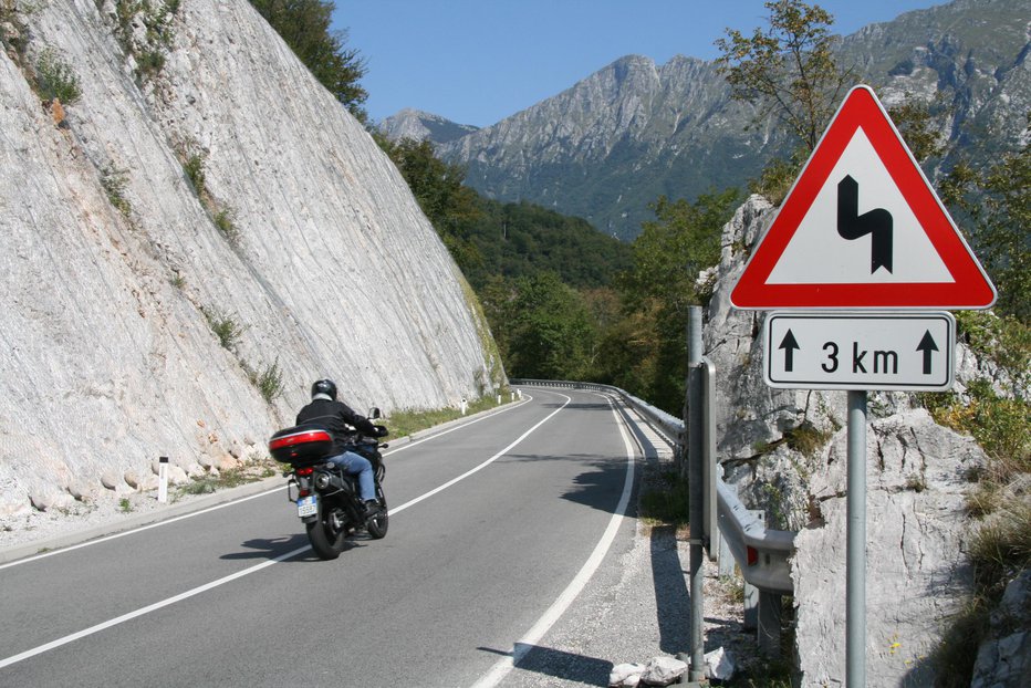 Fotografija: Vijugaste posoške ceste so mamljive za motoriste. Foto: Blaž Močnik