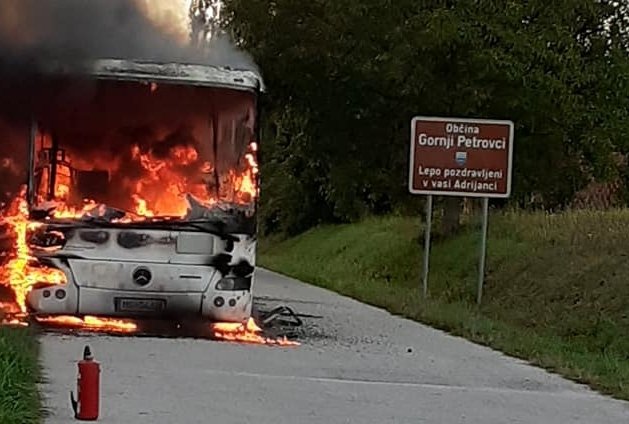 Fotografija: Avtobus je zgorel v celoti. FOTO: Facebook, Sandi Koca