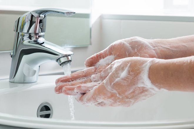 Temeljito umivanje rok z vodo lahko pomaga preprečevati bolezni, a večina povzročiteljev se širi ne glede na to, kako čisti smo. FOTO: Getty Images