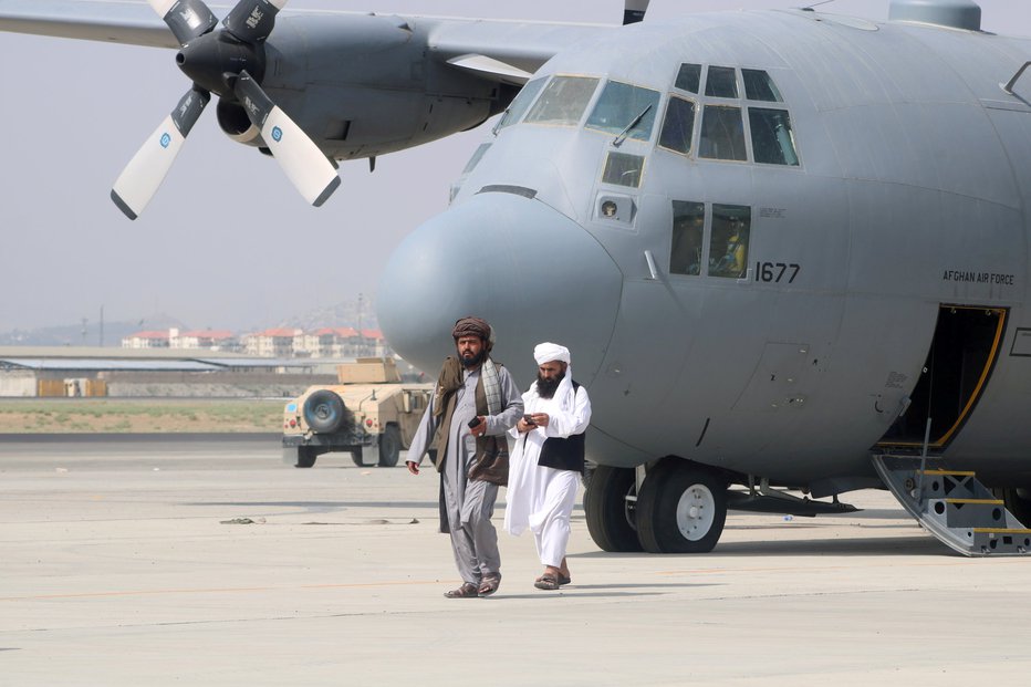 Fotografija: Talibani so paradirali pred letali, ki so jih Američani pred umikom trajno onesposobili. FOTOgrafiji: Reuters