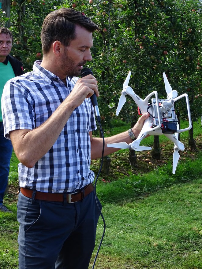 Dron z vgrajeno multispektralno kamero, s pomočjo katere se v sadovnjakih hitreje odkriva pojav bolezni in škodljivcev.