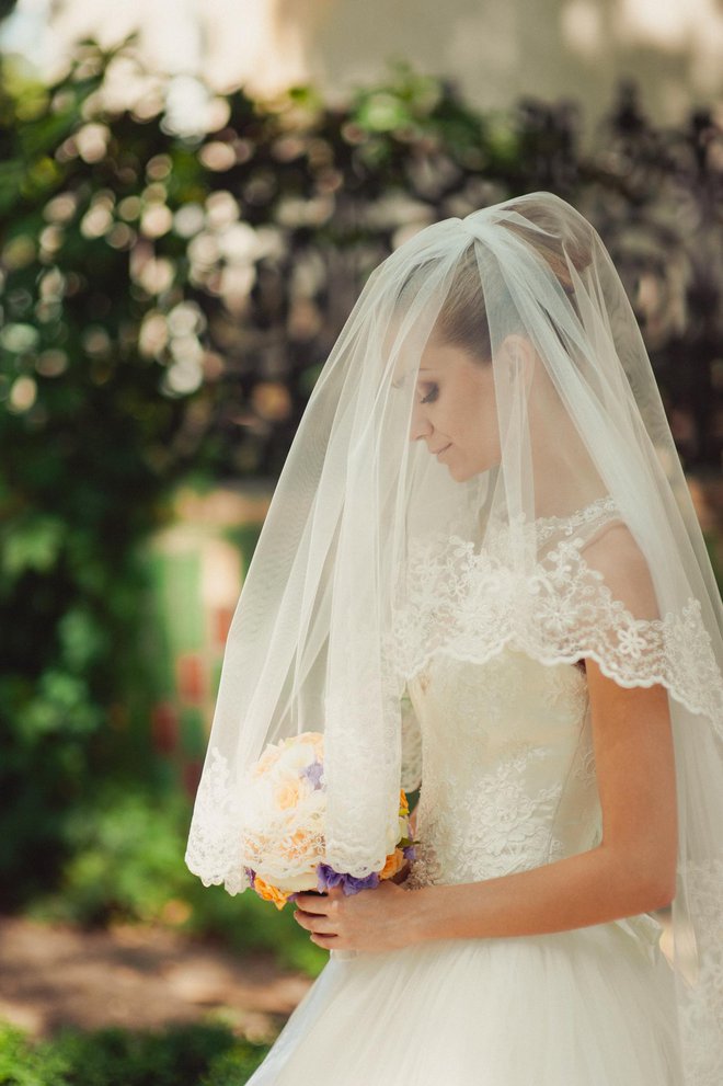 V poročni obleki in s šopkom v roki je priredila ceremonijo. FOTO: Vidi Studio/Getty Images