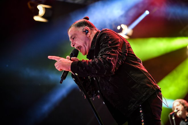 Aprila 2018 je oboževalce hrvaške rock zasedbe Parni valjak pretresla vest o možganski kapi pevca Akija Rahimovskega.