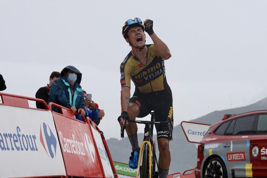 Fotografija: Krik zmage Primoža Rogliča na koncu 17. etape Vuelte. FOTO: Photogomezsport