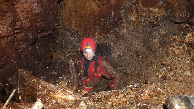 Nadaljevanje jame je zelo težko prehodno, mokro, blatno in ozko.