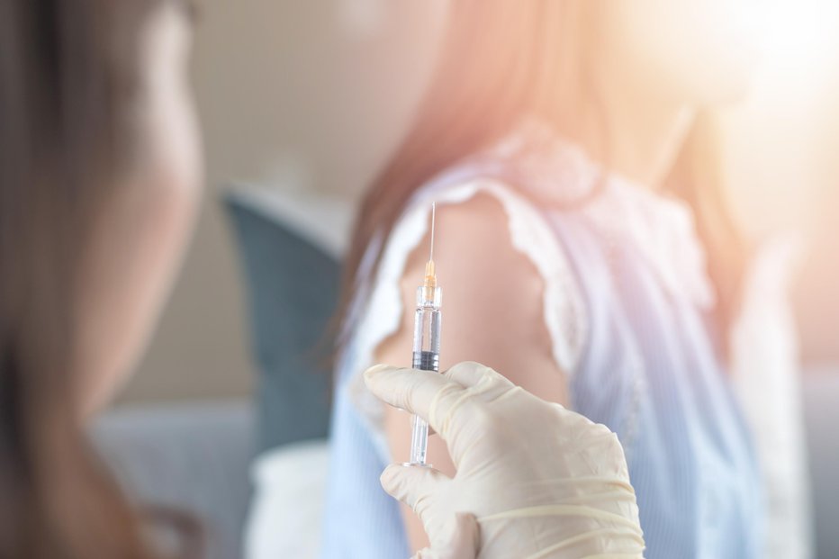 Fotografija: V letošnjem šolskem letu bodo proti HPV prvič lahko cepljeni tudi dečki. FOTO: Pornpak Khunatorn Getty Images/istockphoto