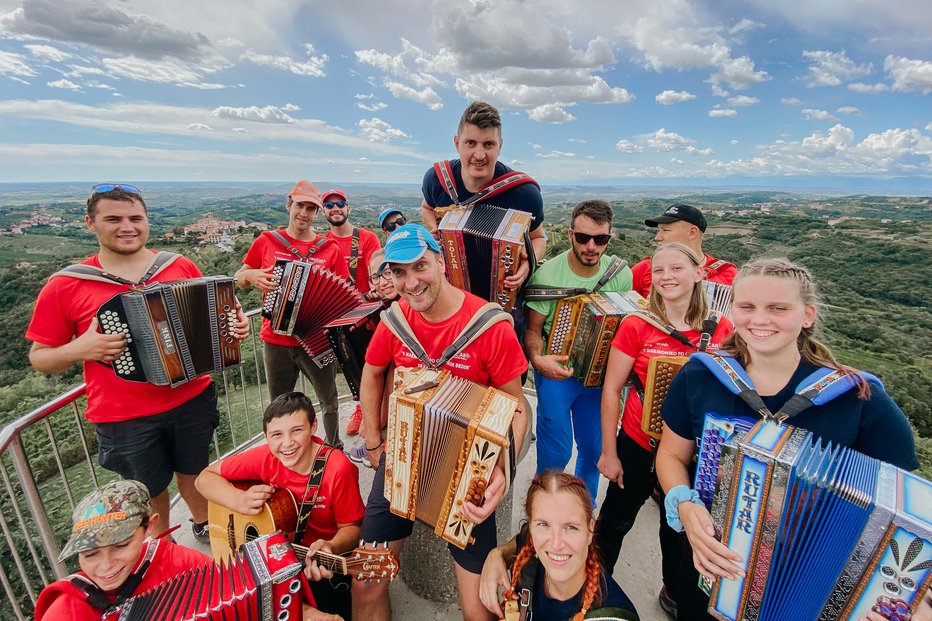 Fotografija: Harmonikarji in harmonikarice Glasbene šole Bučar v slikovitih Goriških brdih. Fotografije: GŠ Bučar