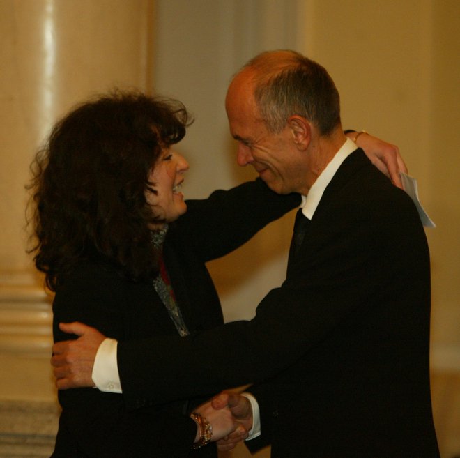 Leta 2003 je iz rok takratnega predsednika Janeza Drnovška prejela zlati častni znak svobode Republike Slovenije. FOTO: Tomi Lombar