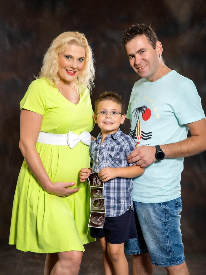 Anita Kadenšek s sinom Tajem in partnerjem Juretom v veselem pričakovanju