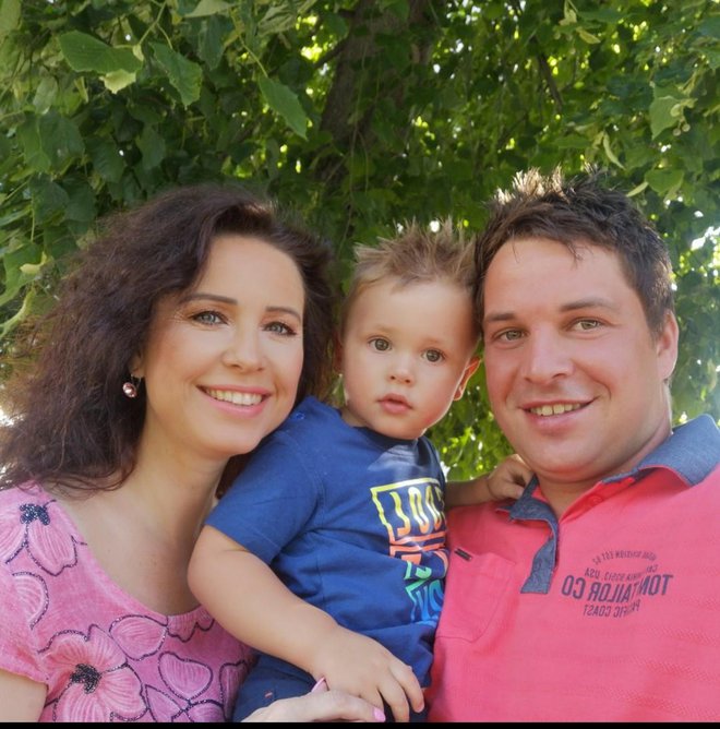 Tudi Sandi in Tadeja Avbreht ter njun sinček Jaka se veselijo novega družinskega člana ali članice.