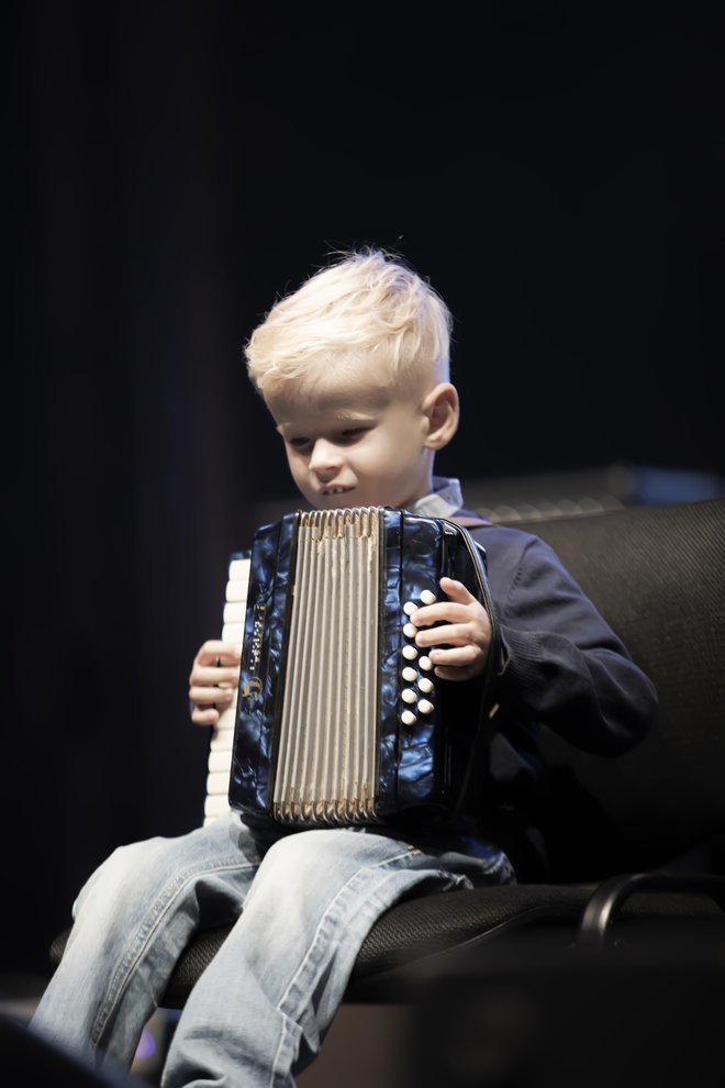 Štiriletni Paskal, ki je že od rojstva slep, je zaigral na harmoniko. FOTO: Društvo Viljem Julijan