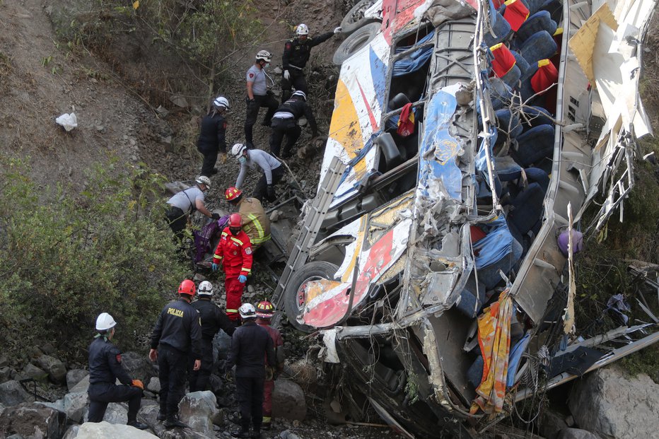 Fotografija: V Boliviji so nesreče pogoste, saj so ceste ozke in neutrjene. FOTO: Sebastian Castaneda, Reuters