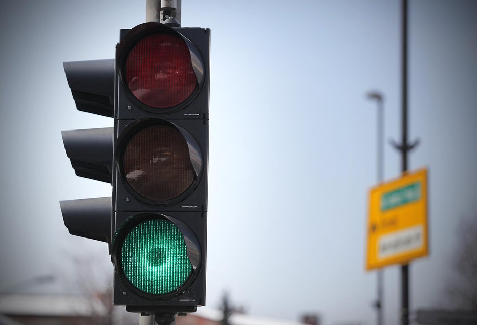 Fotografija: Neutripajočo zeleno luč predvideva tudi konvencija o prometnih znakih. FOTO: Jože Suhadolnik