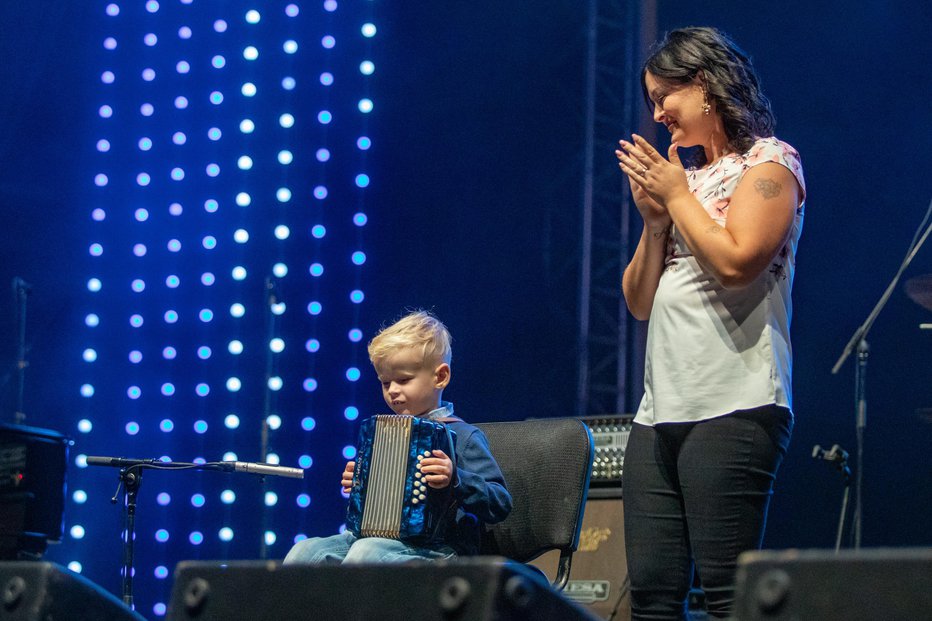 Fotografija: Slepi deček s harmoniko je poskrbel za enega najbolj čustvenih trenutkov večera.