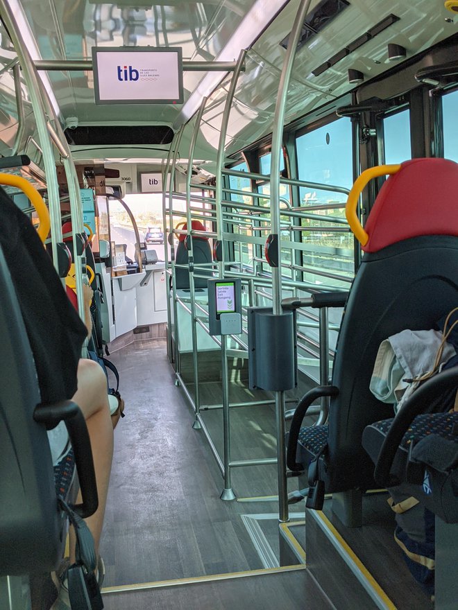 Na avtobusu nenehno predvajajo pravila, kako se plačuje vožnja. FOTO: Janja, bralka poročevalka