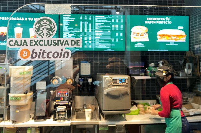 Bitcoine so začeli sprjemati v npr. Starbucksu in McDonaldsu. FOTO: Jose Cabezas Reuters