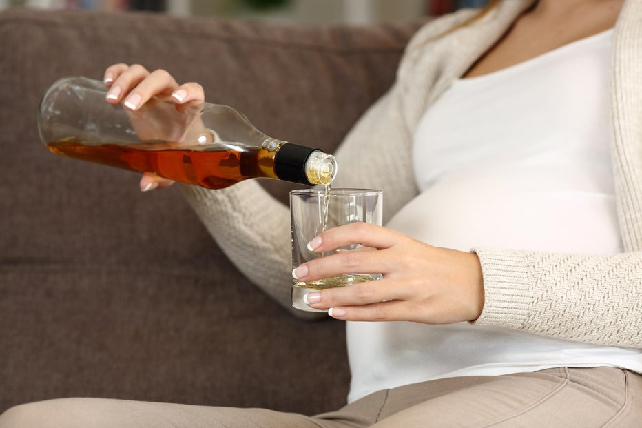 Fotografija: Alkohol, ki ga zaužije nosečnica, iz njene krvi prosto prehaja skozi posteljico. FOTO: Antonioguillem/Getty Images