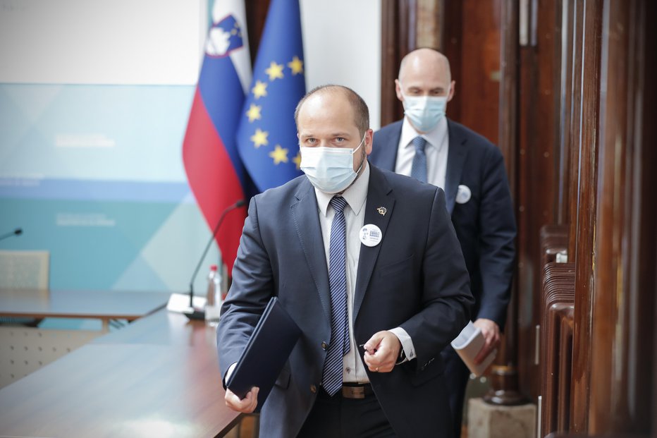 Fotografija: Na ministrstvu, ki ga vodi Janez Poklukar, ne vedo, koliko cepljenih se je (ponovno) okužilo. FOTO: Uroš Hočevar
