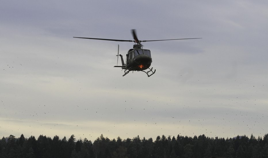 Fotografija: Območje preletavajo helikopterji. FOTO: Jože Suhadolnik 