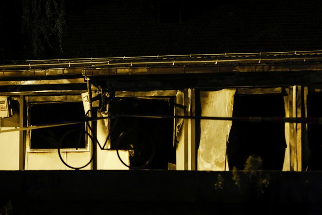 Covidna bolnišnica je popolnoma uničena. FOTO: Ognen Teofilovski/Reuters
