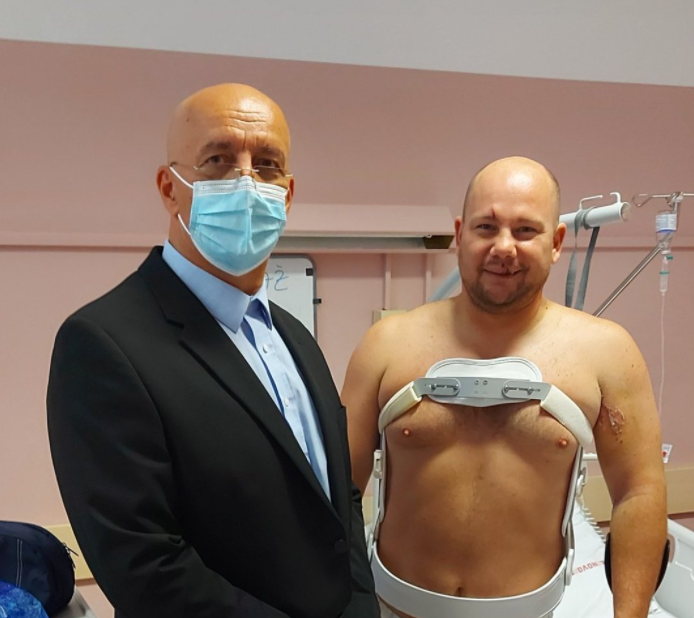 Fotografija: Poškodovanega policista Tomaža Beleta je v ljubljanskem kliničnem centru obiskal direktor policije dr. Anton Olaj. FOTO: Policija