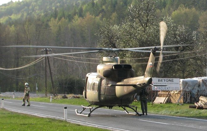 Poškodovanega so odpeljali z vojaškim helikopterjem. FOTO: Milan Glavonjić