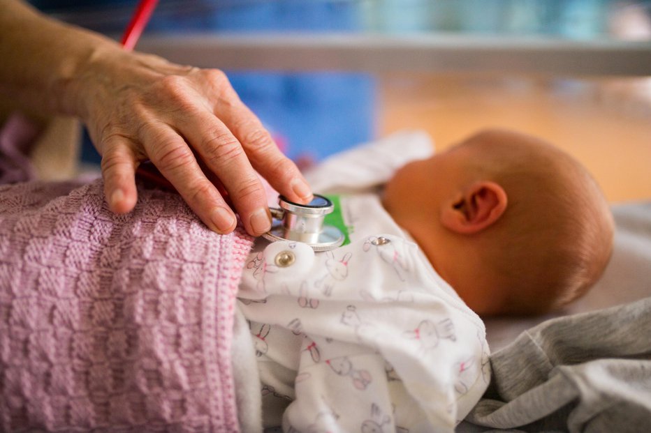 Fotografija: V voziček z dojenčkom je padel kos fasade. (Fotografija je simbolična.) FOTO: Getty Images