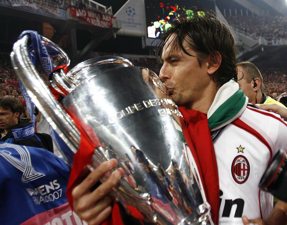 Fotografija: Filippo Inzaghi je pred 14 leti takole poljubil zadnji Milanov pokal. FOTO: Dylan Martinez/Reuters