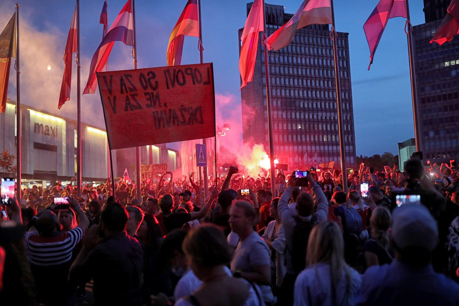 Fotografija: Protesti na Trgu republike. FOTO: Blaž Samec
