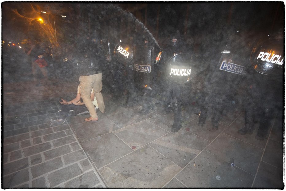 Fotografija: Tako je policist poškopil najprej fotografa, ki je stal na levi in fotografiral. FOTO: Tone Stojko