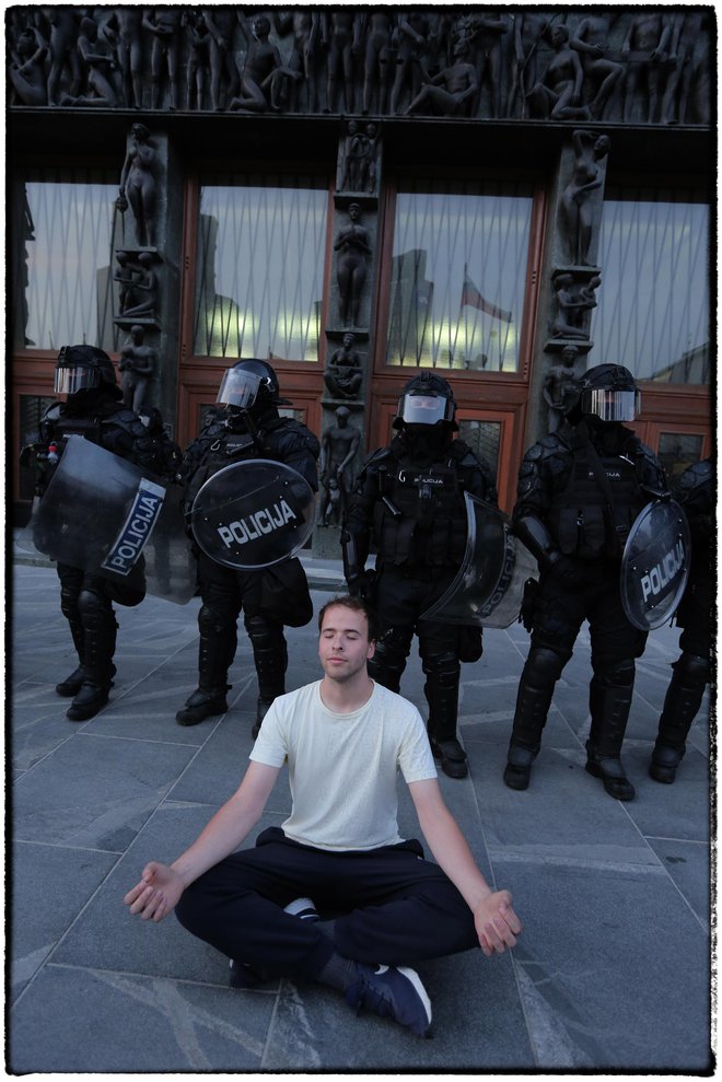 Možakar je nekaj ur sedel pred parlamentom in meditiral z zaprtimi očmi, vse dokler policija s solzivcem ni razgnala množice. FOTO: Tone Stojko
