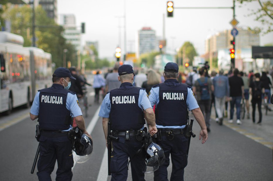Fotografija: Policisti na protivladnih protestih v središču prestolnice. FOTO: Jure Eržen, Delo