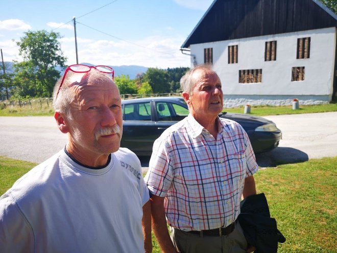 Toni Kolarič in Janko Česnik pravita, da je čas pustil sledi tudi v vasi njunega otroštva.