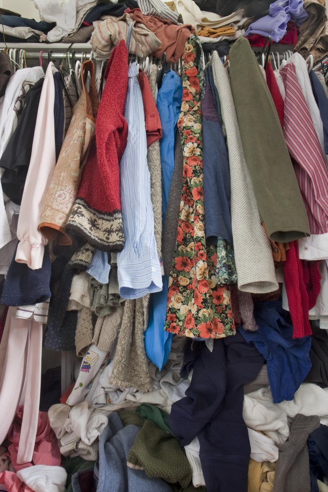 V prepolni omari se bodo tudi lepo obešena oblačila zmečkala. FOTO: Marekuliasz/Getty Images