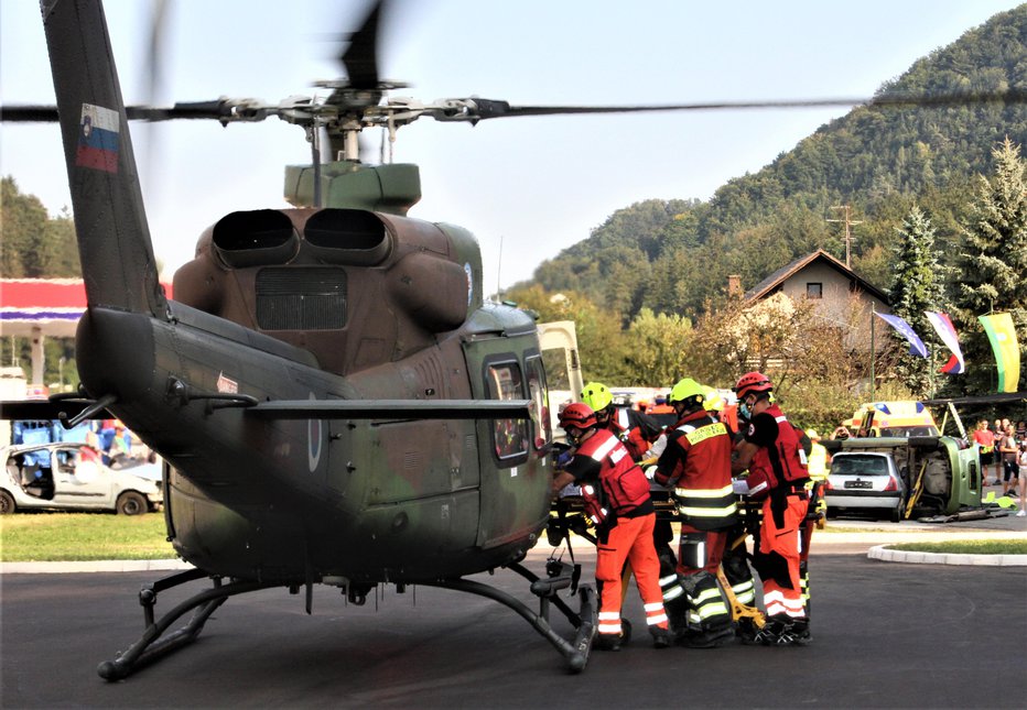 Fotografija: Reševalci NMP izročajo poškodovanca ekipi letalcev na novi večnamenski ploščadi.