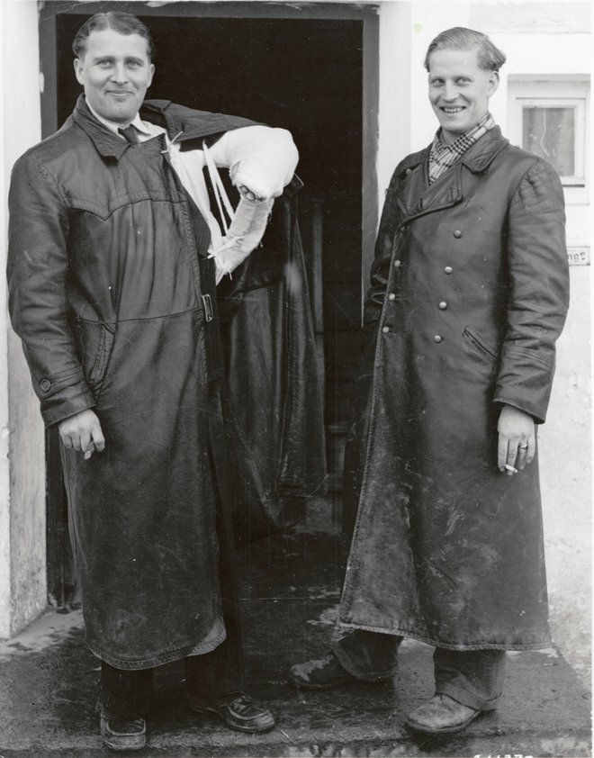 Wernher von Braun (levo) in njegov brat Magnus po predaji maja 1945