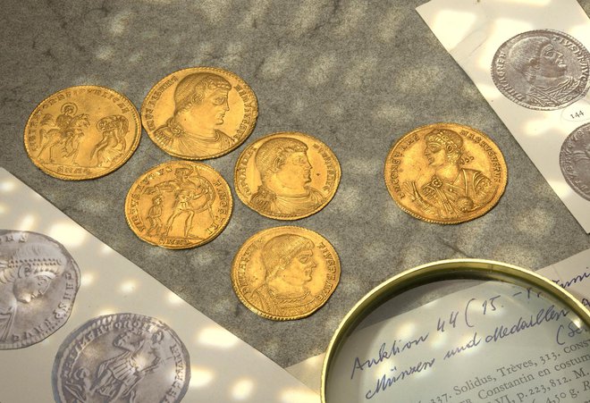 Leta 1956 so delavci v središču rimskega mesta Emona našli zaklad 22 zlatih medaljonov iz sredine 4. stoletja, vendar jih je muzeju uspelo pridobiti le šest. Foto: Tomaž Lauko