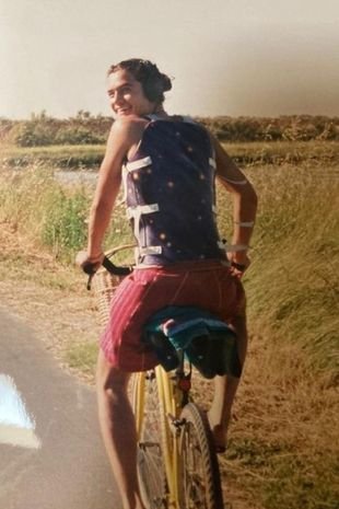 Tri mesece po dogodku je 22-leten že lahko kolesaril, a še vedno s hrbtno opornico. FOTO: osebni arhiv