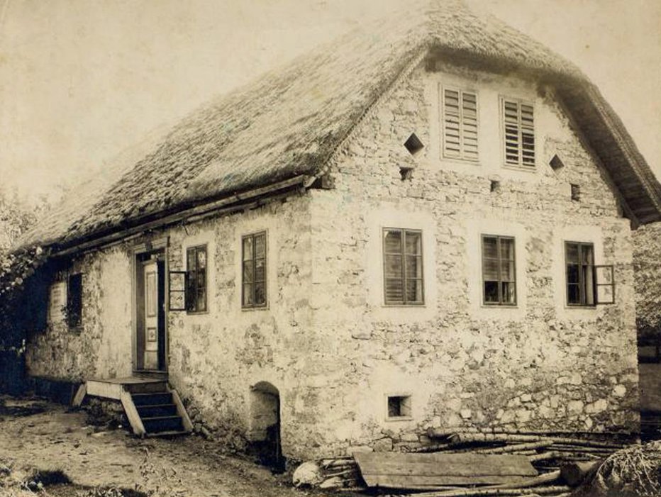 Fotografija: Pisateljeva rojstna hiša v Dolnjih Retjah pri Velikih Laščah Foto: dlib.si