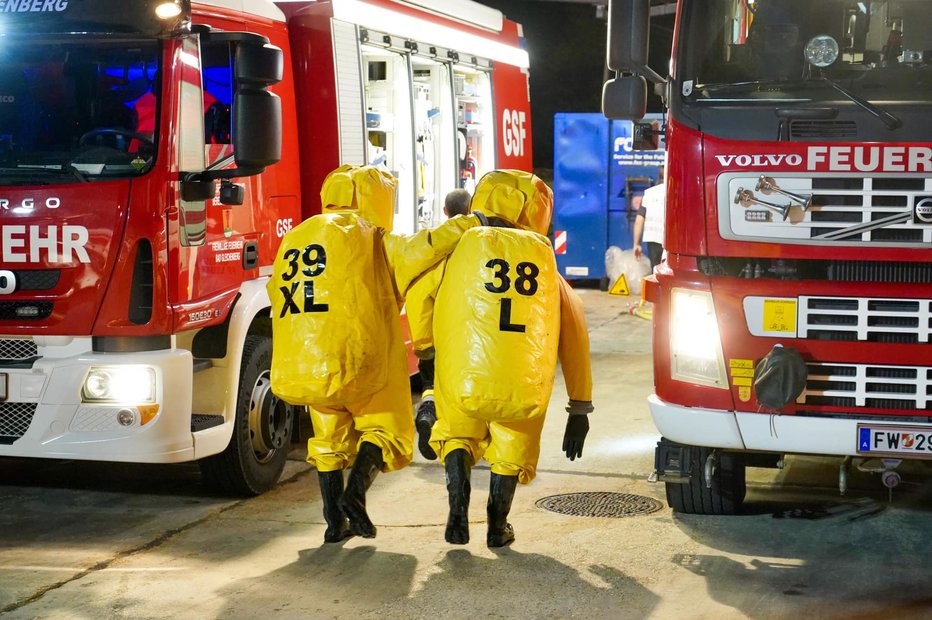 Fotografija: Kemikalijo so pod najvišjimi varnostnimi ukrepi nevtralizirali posebej usposobljeni gasilci. FOTO: Gasilci Feldbach