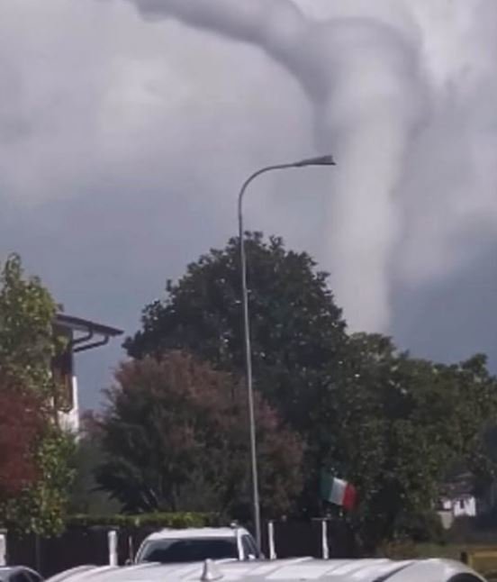 Fotografija: Po Italiji pustošilo vsaj sedem tornadov. FOTO: Facebook, posnetek zaslona